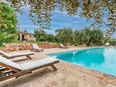 Fuggite dalla routine quotidiana in questo tipico trullo con piscina privata a Ostuni.