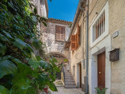 Rustico in vendita a Rocca d'Arce via Conte Bassavilla, 10