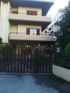 Villa Bifamiliare in in vendita da privato a Frosinone via delle Fosse Ardeatine, 8