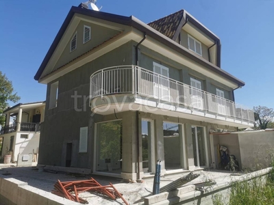 Villa Bifamiliare in vendita a Frosinone via Casone