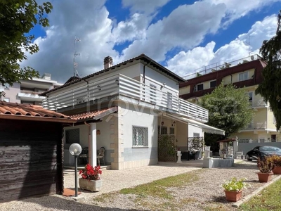 Villa in vendita a Fiuggi via Armando Diaz