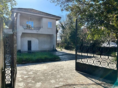 Villa in vendita a Frosinone via Mastruccia
