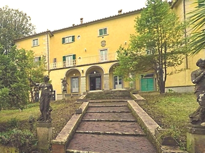 Villa storica con 15 camere da letto e appartamenti e cappella