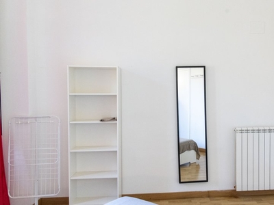 Accogliente camera in affitto in appartamento con 5 camere da letto a Treiste, Roma