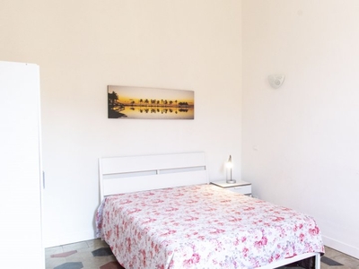 Elegante camera in affitto in appartamento con 5 camere da letto a Trieste