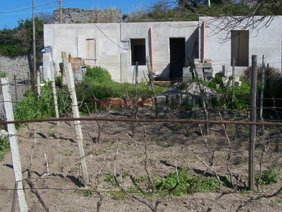 Rustico con giardino in via castellaro, Lipari