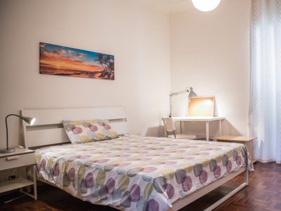 Spaziosa camera in affitto in appartamento con 4 camere da letto a Salario