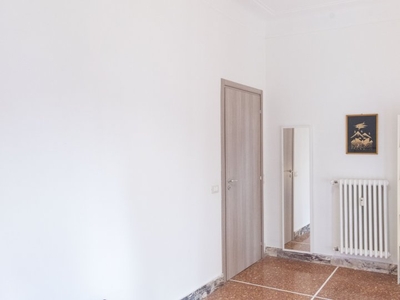 Spaziosa camera in affitto in appartamento con 6 camere da letto a Parioli