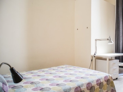 Stanza accogliente in affitto in appartamento con 4 camere da letto a Salario
