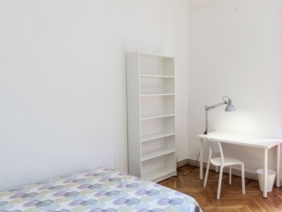 Stanza ordinata in affitto in appartamento con 6 camere da letto a Parioli, Roma