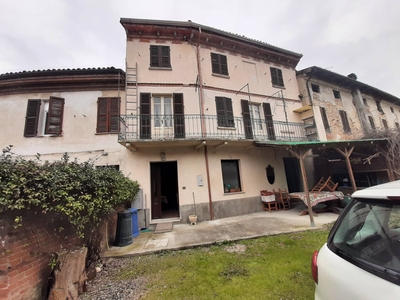 Casa indipendente con box a Castelspina