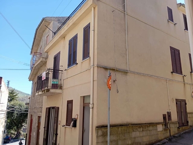 Casa indipendente con magazzino, via Muratore, Castellana sicula