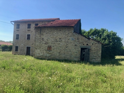 Fabbricato rurale con ampio scoperto Azzano Decimo