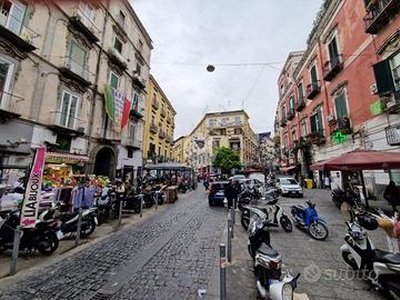 NEGOZIO A NAPOLI