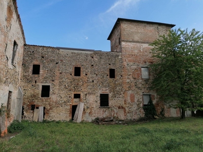 Rustico casale da ristrutturare in zona Settima a Gossolengo