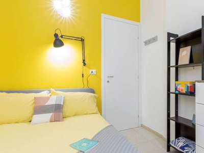 Stanza in affitto in appartamento con 5 camere da letto a Torino