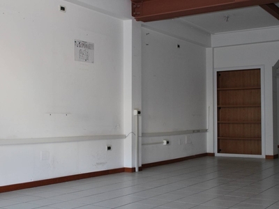 Ufficio in Affitto a Teramo, 850€, 134 m²