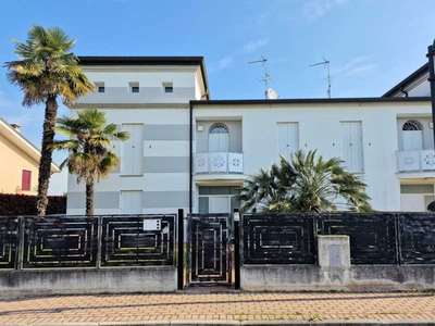 Villa Bifamiliare in Vendita ad Borgo Veneto - 250000 Euro