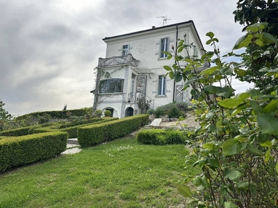 Villa con giardino a Montecalvo Versiggia