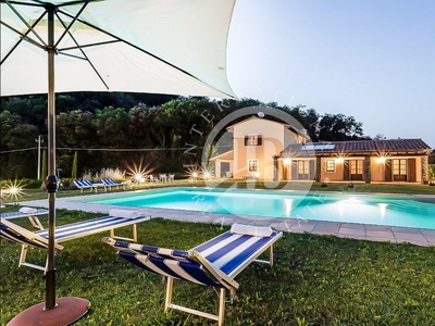 Villa di 450 mq in vendita Lucca, Italia