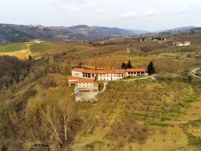 Borgo rustico nelle Langhe con terreno