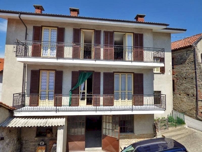 Casa con 3 appartamenti a Murazzano in vendita