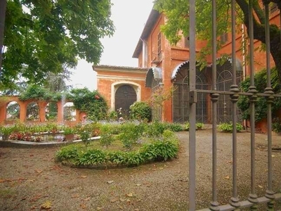 Castello con 5 ha di terreno e vista sulle Langhe