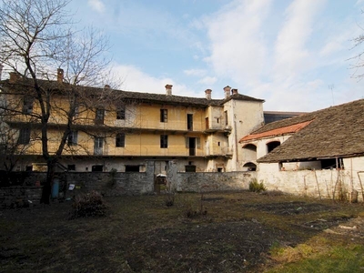 Fabbricato Storico affacciato sulla valle e sul castello