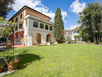 Stabile/Palazzo con giardino a Pisa