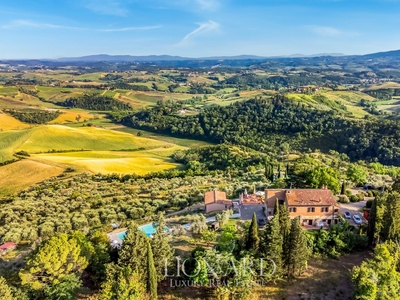 Agriturismo di pregio con piscina a sfioro in vendita a Certaldo