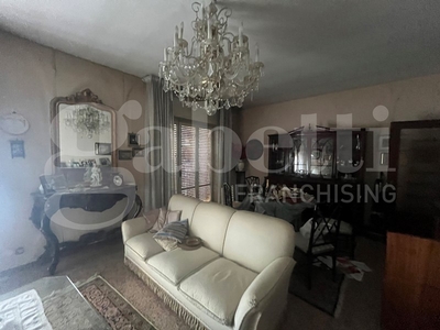 Appartamento in Affitto a Avellino, 650€, 110 m², arredato