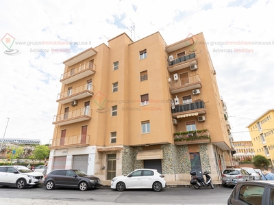 Appartamento in Vendita a Siracusa, zona Teocrito San Giovanni, 128'000€, 146 m², con Box