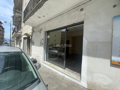 Capannone in Affitto a Reggio Calabria, zona Sbarre Inferiori, 650€, 70 m²