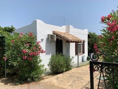 Casa a Simius con terrazza e giardino