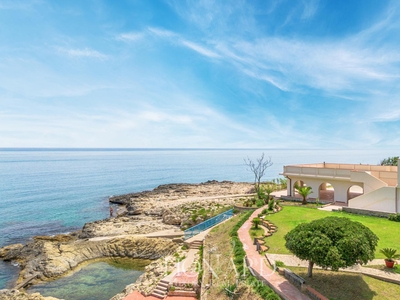 Complesso di lusso in posizione panoramica e con accesso privato al mare in vendita in Sicilia