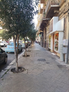 Locale commerciale / Negozio di 6 vani /174 mq a Bari - Murat