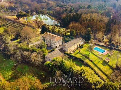 Prestigiosa tenuta storica con villa d'epoca, depandance, antico fienile, cappella gentilizia e limonaia in Toscana