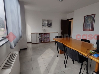 Ufficio in Affitto a Arezzo, 850€, 80 m²