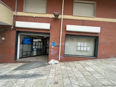 Ufficio in Affitto a Reggio Calabria, zona Centro, 1'100€, 100 m²