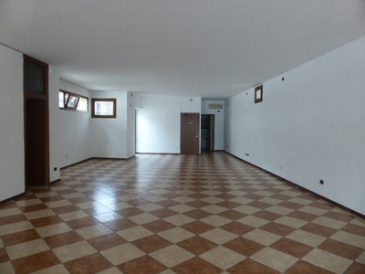 Ufficio in Affitto a Treviso, 1'100€, 160 m²