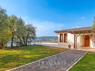 Villetta con giardino e piscina in vendita a Saló con vista sul Lago di Garda