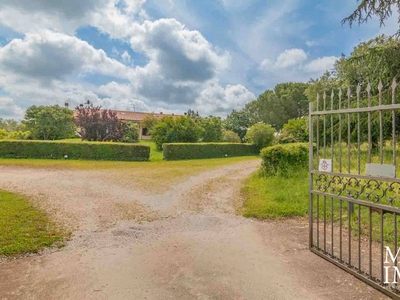 Villa bifamiliare in vendita a Viterbo Ponte Di Cetti