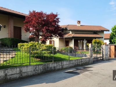 Villa con box doppio a Borgolavezzaro