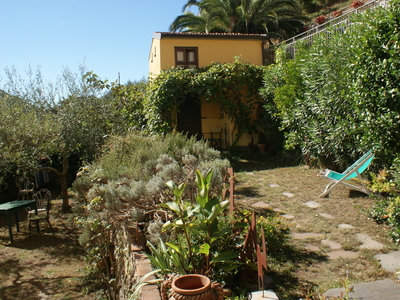 Villa con giardino in via annunziata, Ortonovo