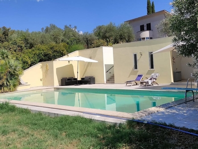 Maestosa villa a Borgonuovo con piscina