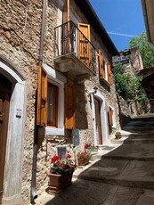 Casa indipendente in vendita a Villa Santa Lucia degli Abruzzi Centro storico