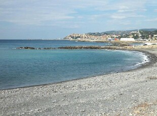 Palazzina commerciale in vendita a Imperia