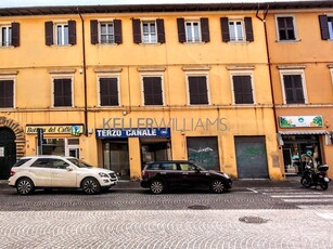 Palazzina commerciale in vendita a Pesaro