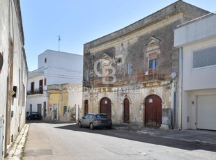 Palazzina commerciale in vendita a Uggiano La Chiesa