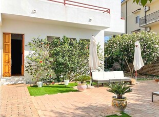 Spaziosa casa a Lazzaro con giardino e terrazza